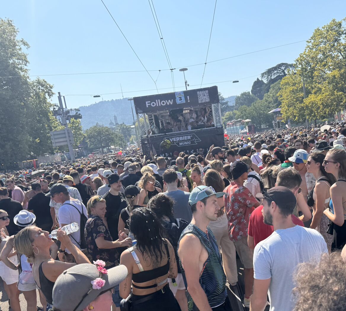 La foule devant le char Verbier Music