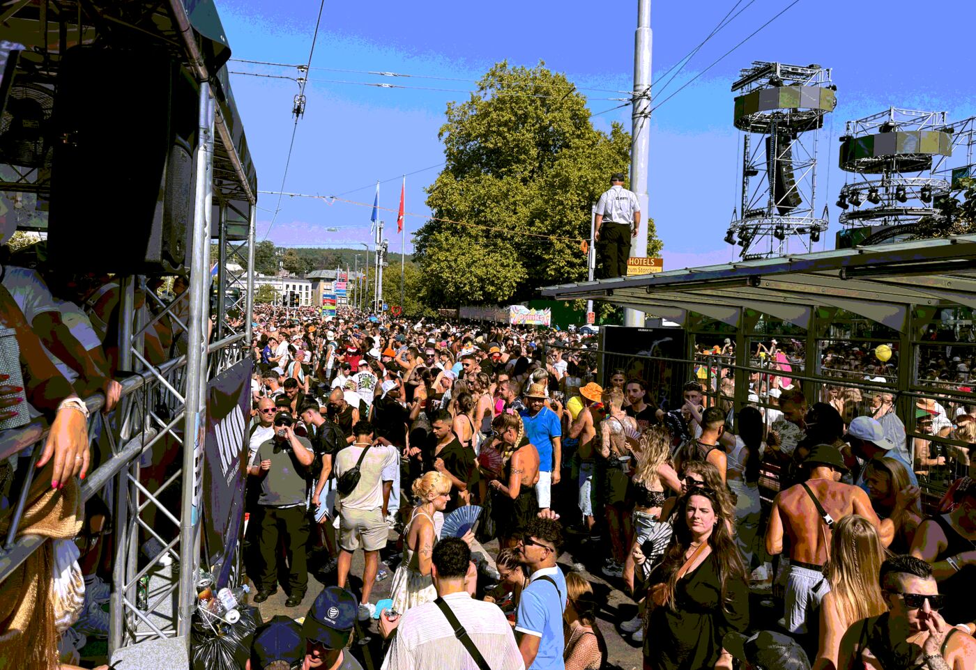 La foule vue depuis le char