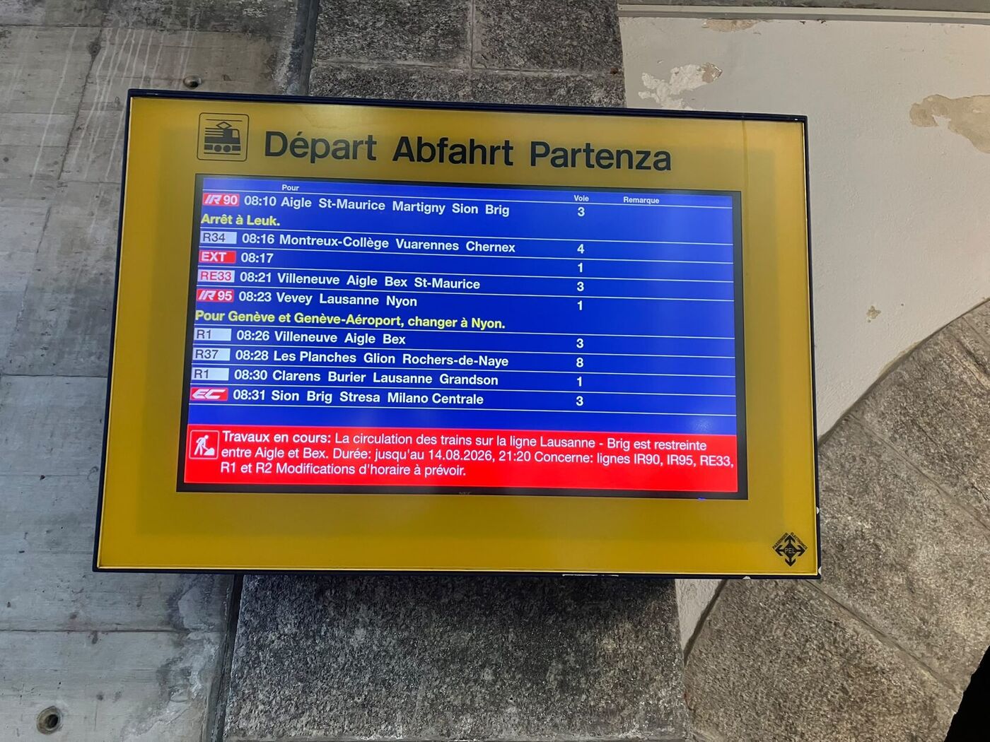 Tableau des départs en gare